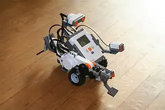 Een LEGO-robot met de programmeerbare NXT-Brick