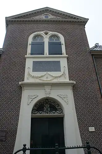 De toegangspoort van het Tevelingshofje