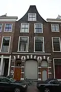 Pand met tuitgevel, onderpui in 19e eeuw verbouwd