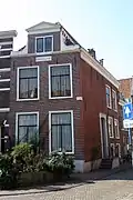 Pand met gevel aan de Pieterskerkgracht, halsgevel met zandstenen vleugelstukken