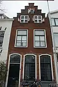 Pand met trapgevel. Kruiskozijnen op bovenverdieping