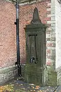 Pomp tegen Hooglandse Kerk, zuiderdwarspand. Hardsteen, van obelisk bekroning voorzien