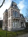 Villa, oorspronkelijk als directeurswoning gebouwd behorend bij het academisch ziekenhuis, in neo-Franse Renaissancestijl