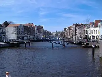 Rijn stroomafwaarts vanaf de Hoogstraat, situatie 2007. Links de Aalmarkt met het "Van Nellegat", rechts de Stille Rijn