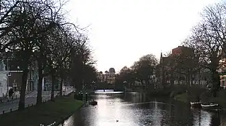 De Witte Singel vanaf de Koepoortsbrug. In de verte de koepels van de Oude Sterrewacht. Rechts de Boisotkade. (Foto: 2003)