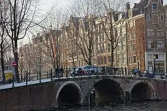 Vier Heemskinderenbrug met rechts Herengracht 394 met de gevelsteen (2013)