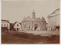 De Leidsepoort die hier stond tot 1862. Rechts de oude Stadsschouwburg (1860)