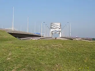 De oude Lekbrug van de A2 bij Vianen (midden) en de nieuwe (links)