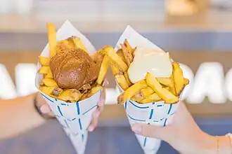 Twee puntzakken friet van Bram Ladage