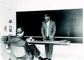 Gerrit Lekkerkerker voor het bord in Wenen (1987).