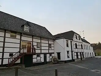 Het molengebouw tussen de vakwerkpanden