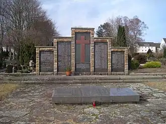 Lendringsen ( gem. Menden), gedenksteen voor de doden (1944-1945) van Schwalbe I