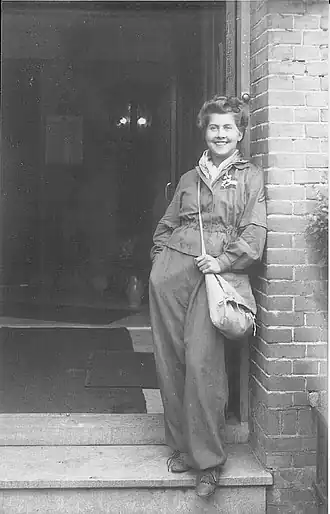 Leonie Overgoor bij thuiskomst uit Dachau in Breda, 21 mei 1945