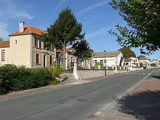 Hoofdstraat, met links het gemeentehuis