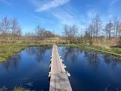 Vlonderpad door een van de opengemaakte petgaten