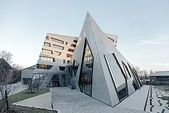 Achteraanzicht van het hoofdgebouw van de Leuphana Universiteit