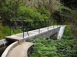 Levada's, irrigatiekanalen die de afvloeiende beekjes kruisen