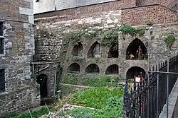 Grafnissen aan de voet van de toren