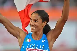 Libania Grenot viert haar overwinning op de 400 m tijdens de EK van 2016 in Amsterdam