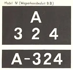 "tekening van een zwarte rechthoekige kentekenplaat met in het wit de letter A boven de witte cijfers 324. Daaronder de tekening van een zwarte langwerpige kentekenplaat met in het wit het opschrift A, verbindingsstreep, 324."