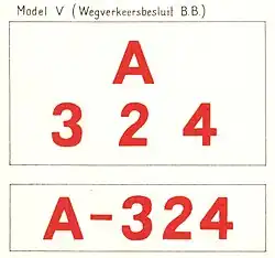 "tekening van een witte rechthoekige kentekenplaat met in het rood de letter A boven de rode cijfers 324. Daaronder de tekening van een witte langwerpige kentekenplaat met in het rood de opschrift A, verbindingsstreepje, 324."