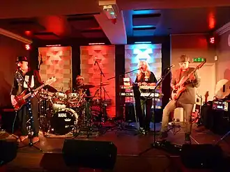 Lifesigns december 2014Young achter de synthesizers