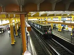 Metro Gare de Lyon: met stevige metalen balken en pilasters.