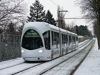 Citadis tram bij een sneeuwige halte Vinatier