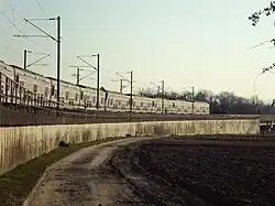 Trein op de oprit richting de spoorbrug