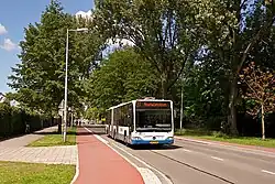 Op de Nobelweg bij Intratuin: Gelede bus lijn 37 richting Amstelstation in Amsterdam (2014)