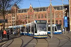 Combino in tweerichtinguitvoering voor de Amstelveenlijn bij het Centraal Station in Amsterdam.