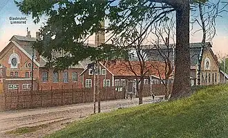 Ansichtkaart met de glasfabriek van Limmared