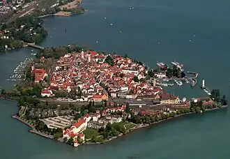 Boven de stad Lindau ligt het eiland Hoy