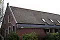 Boerderij "Lindenhoeve". Langhuis met topgevel en opkamer. Rieten dak. Nieuw bedrijfsgebouw