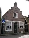 Huis met in- en uitgezwenkte gevel
