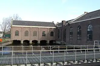 De westelijke vleugel van het gemaal met vijf schepraderen.