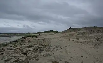 Links of Noltland, gezien vanuit het westen.