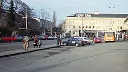 het stationsplein in 1992 met de halte van tram 3 en de trolleybuslijn 21.In het park links lag de eindlus van tram 3.