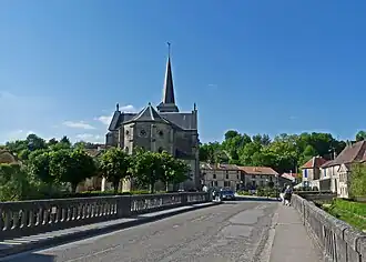 Kerk Saint-Hilaire vanaf de brug over de Saulx