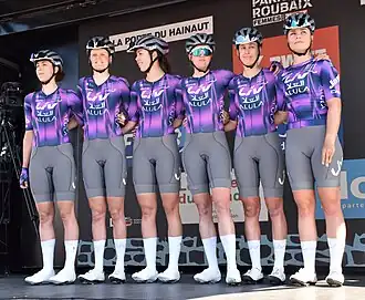 Het team aan de start van Parijs-Roubaix 2025.