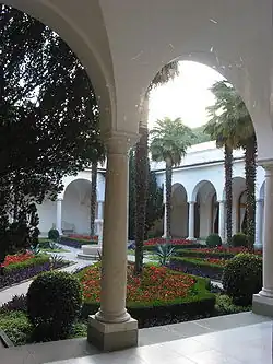 Zuilen met grijze plint aan de binnenplaats van het Livadiapaleis in Jalta