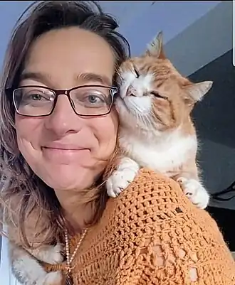 Liz Luyben en haar kat (2025)