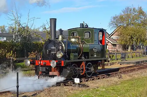 Tot "NS 6513" verbouwde locomotief van de Museumstoomtram Hoorn-Medemblik te Wognum