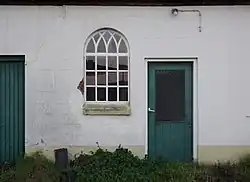 raam en deur bij de weegbrug