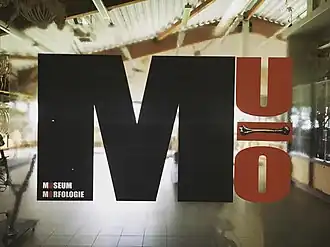 logo op de deur van het museum