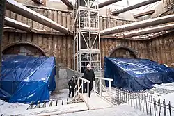 De damwand van het station met de nog afgedichte tunnelbuizen.