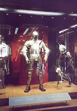 Zijn harnas met als toque ontworpen braguette