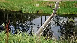 De moderne (2010) "loopgraafbrug", ook bekend als "Mozesbrug", verbindt de oostelijke courtine met het buitenwerk.