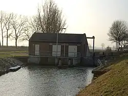 Gemaal Loppersum, met geheel rechts op de foto de N996