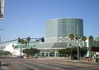 Het Los Angeles Convention Center, 1201 South Figueroa Street. Op de foto deel van de Convention Center Annex, naar plannen van de architect James Ingo Freed